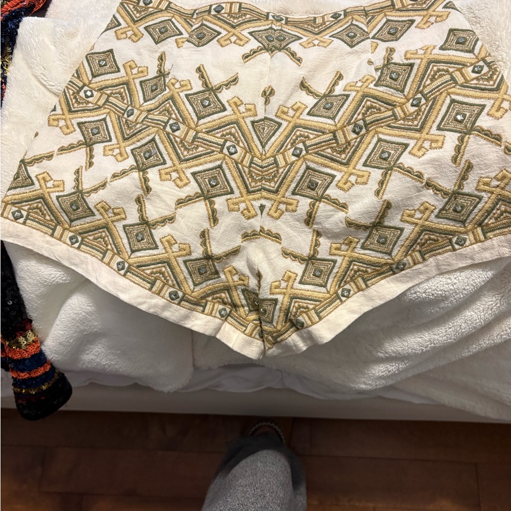 Zara Cream and Gold Geometric Accent shorts